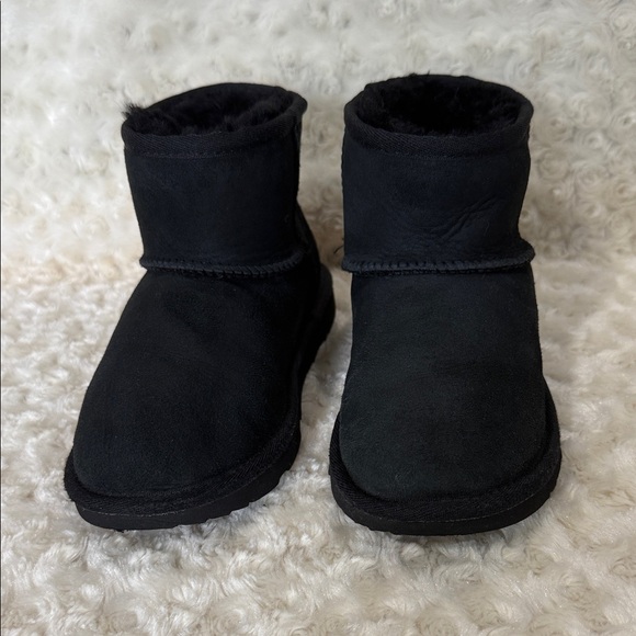 UGG SHORT BOOTS FOR LITTLE GIRL - Picture 1 of 10